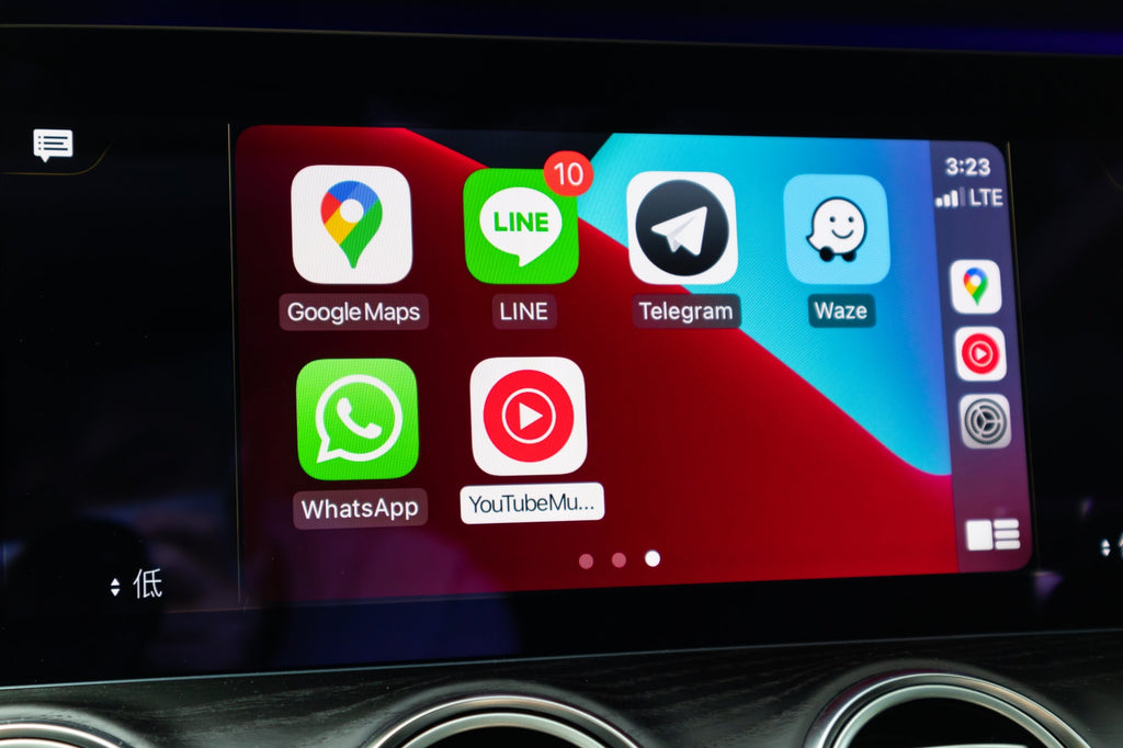 Apple Carplay and Android Auto –